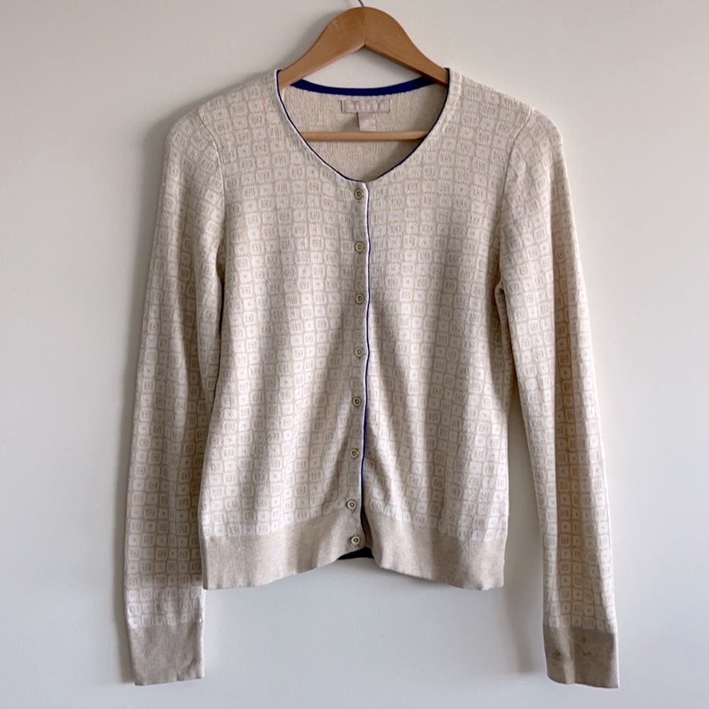 BR gorgeous beige cardigan w contrast color purple hem lining, ceramic buttons M